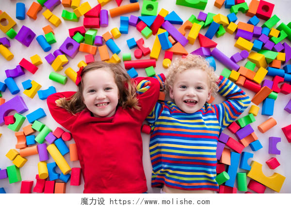 躺在玩具上的小孩可爱的小孩欧美外国小女孩玩耍人物幸福童年孩子幸福的人美好童年微笑的小孩笑脸笑容六一儿童节61儿童节图片